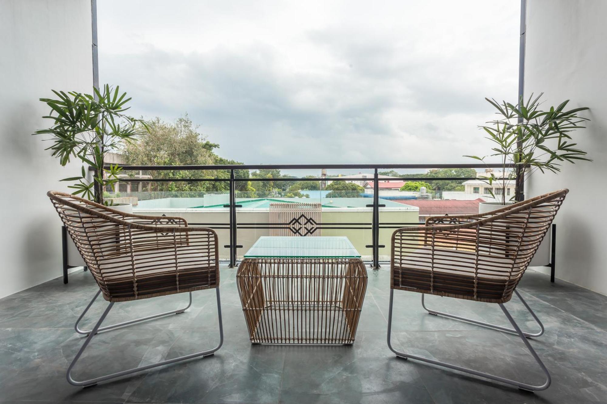 Stonehill Suites Баколод Екстериор снимка