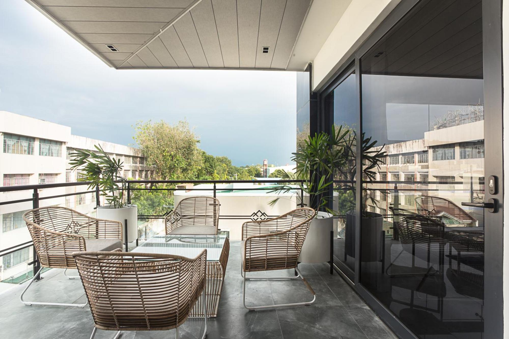 Stonehill Suites Баколод Екстериор снимка